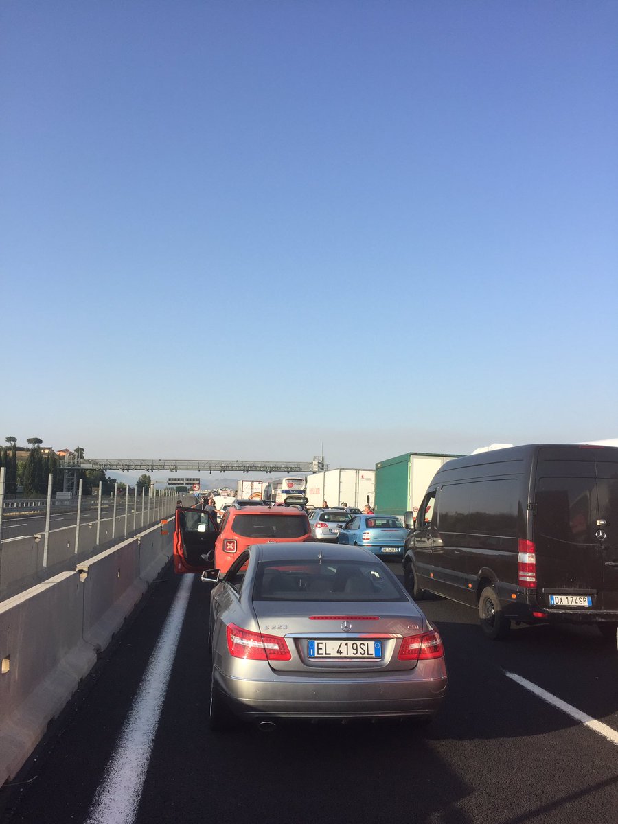 SergioDL's tweet photo. #graziesocietaautostrade senza alcuna segnalazione preventiva ci ritroviamo in migliaia fermi #chiusaA1 https://t.co/v5t0ZpQ48n