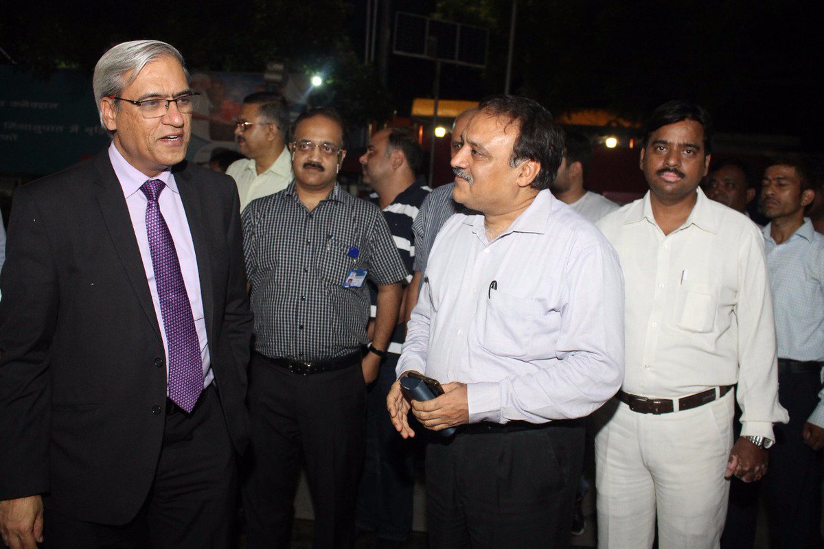 HPCL's tweet photo. C&MD @HPCL intercted wid Officrs @AutoCareCentre NDelhi
Emphasisd need 4 #EfficientOperations #FSMTraining & #ServiceWithASmile
@dpradhanbjp https://t.co/8MfhcRimNb