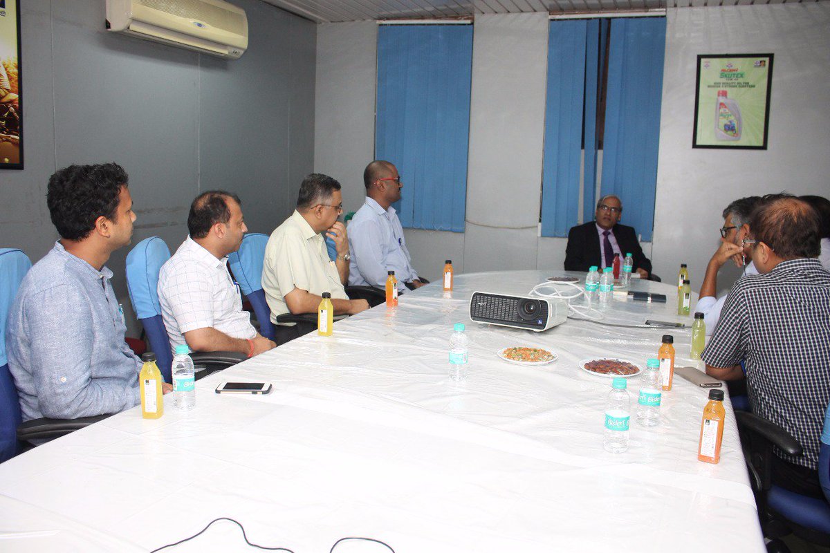 HPCL's tweet photo. C&MD @HPCL intercted wid Officrs @AutoCareCentre NDelhi
Emphasisd need 4 #EfficientOperations #FSMTraining & #ServiceWithASmile
@dpradhanbjp https://t.co/8MfhcRimNb