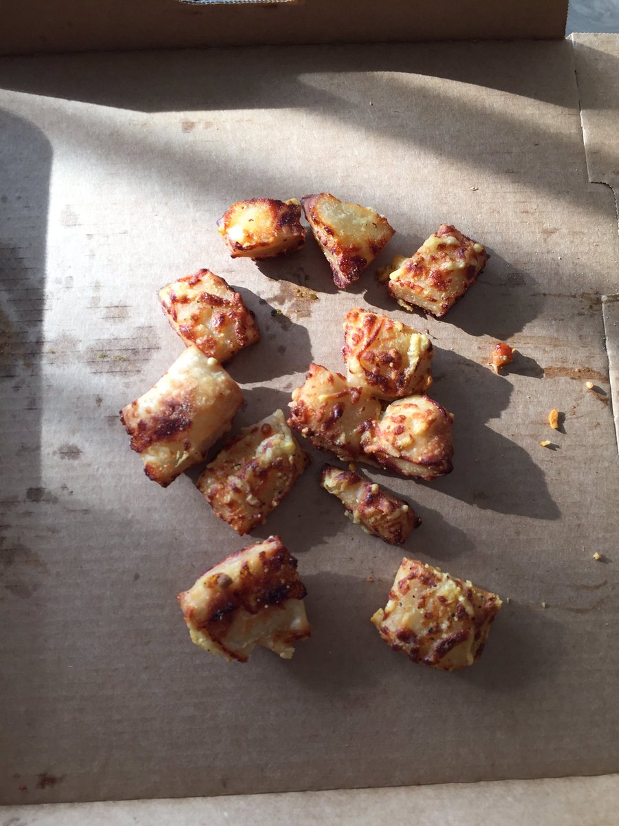 Tessyvb's tweet photo. Laatste restje cheese bites? @dominospizzanl Erg weinig en kleine stukjes. Ben dit niet gewend. https://t.co/StMYTlg0Bw