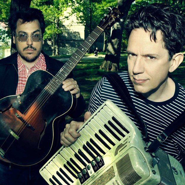 Ginsburg's tweet photo. Why They Might Be Giants is The Best Band in the World https://t.co/V5zs4SBUS9 @tmbg https://t.co/41yo3dGitL