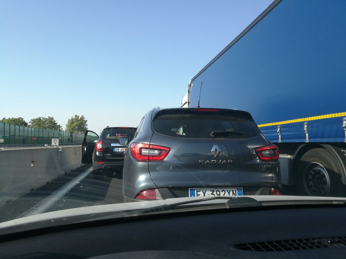 antoniopalmucci's tweet photo. @rep_roma Sempre fermi. #abbandonati https://t.co/IaItuXVcMp