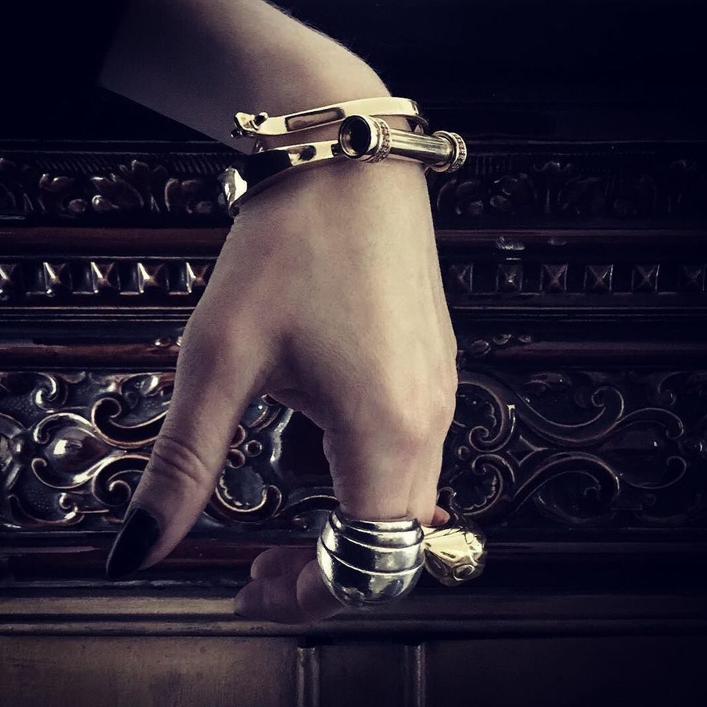 HannahMLondon's tweet image. Shackled up. HM. #WristStack #ShackleBangles #HeavyMetal #DesignedInLondon #MadeInLondon #MakingJewelrySexyAgain ift.tt/2uNg0x7