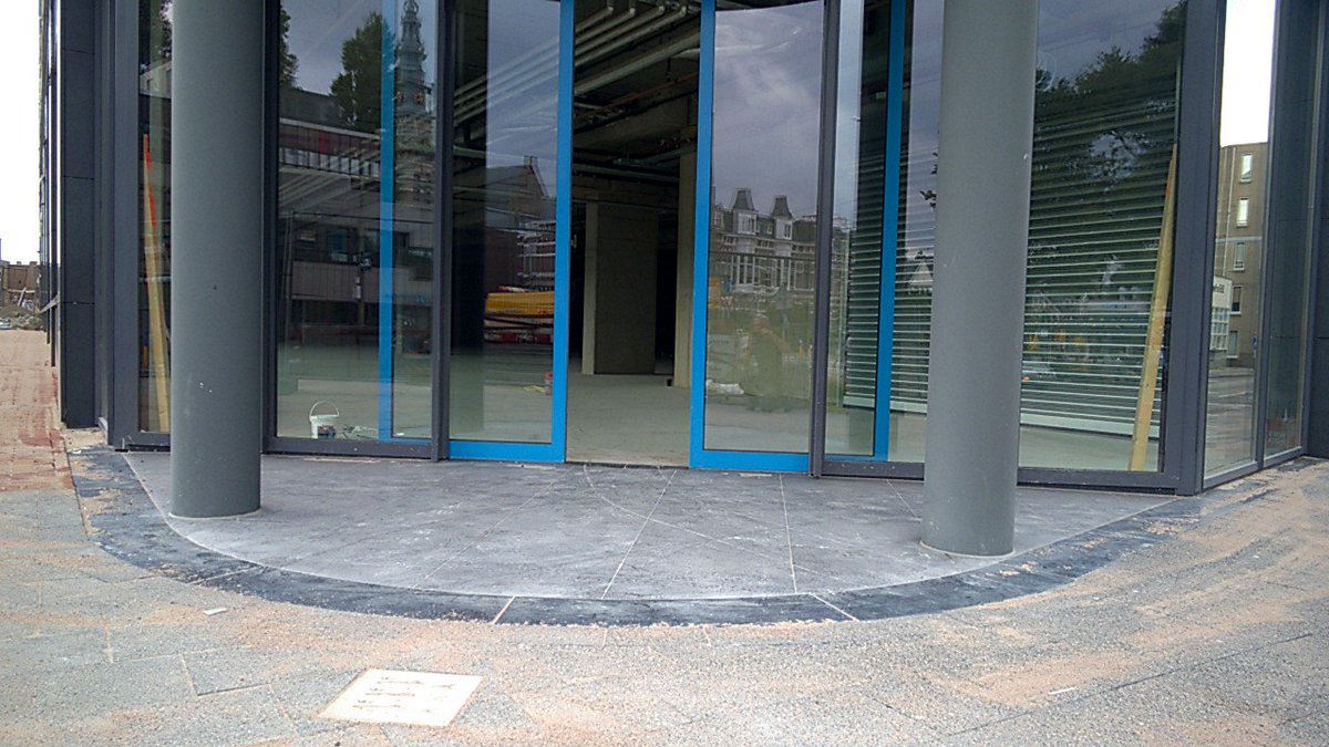 de drie Scheveningse haringen liggen klaar om de eerste klanten van #hoogvliet #badhuisstraat #scheveningen te verwelkomen......#heilijgers