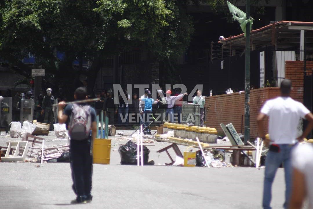 NTN24ve's tweet image. Imágenes de la represión en las adyacencias de Venezolana de Televisión, Los Ruices, este jueves #20julio bit.ly/2gMPZI7