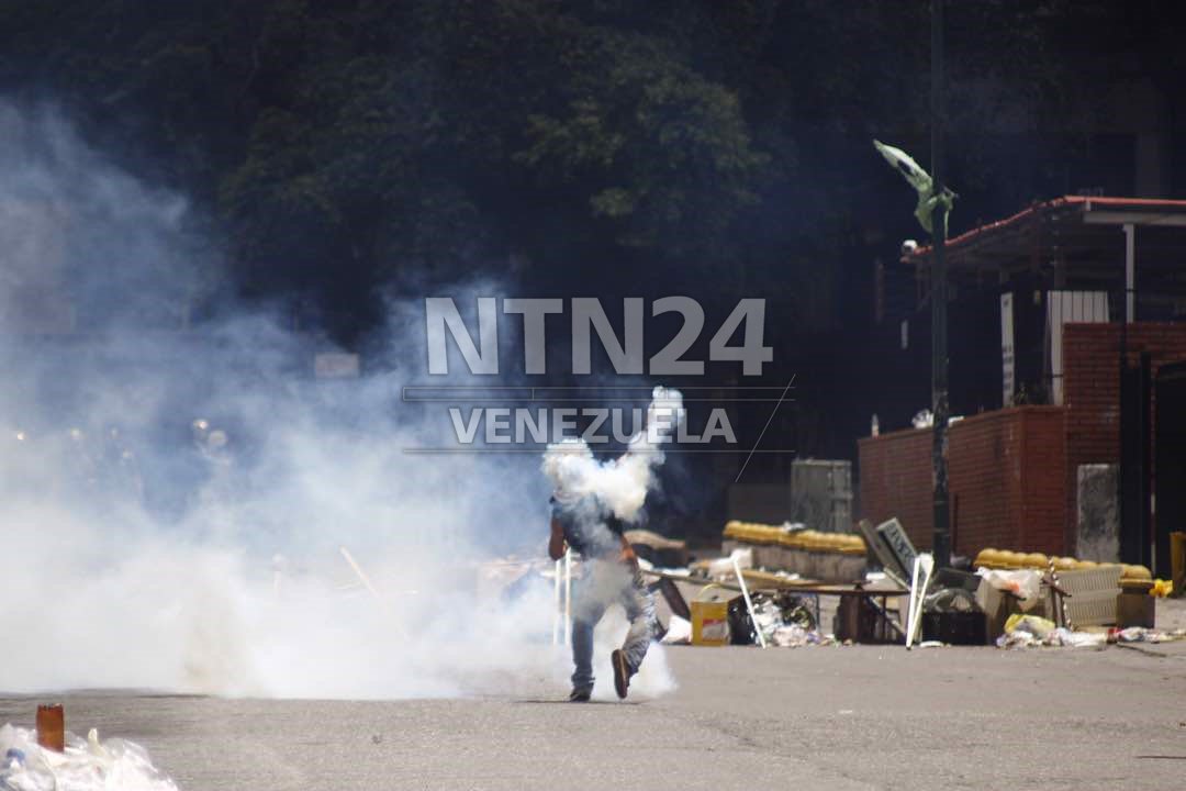 NTN24ve's tweet image. Imágenes de la represión en las adyacencias de Venezolana de Televisión, Los Ruices, este jueves #20julio bit.ly/2gMPZI7