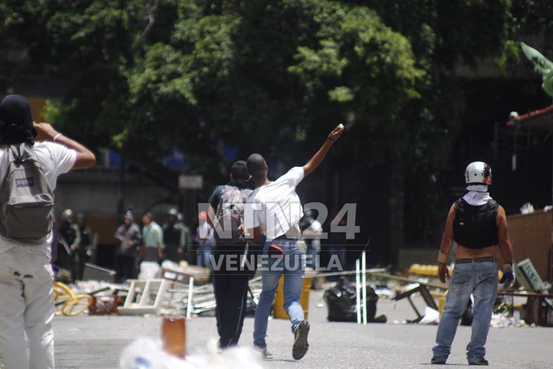 NTN24ve's tweet image. Imágenes de la represión en las adyacencias de Venezolana de Televisión, Los Ruices, este jueves #20julio bit.ly/2gMPZI7
