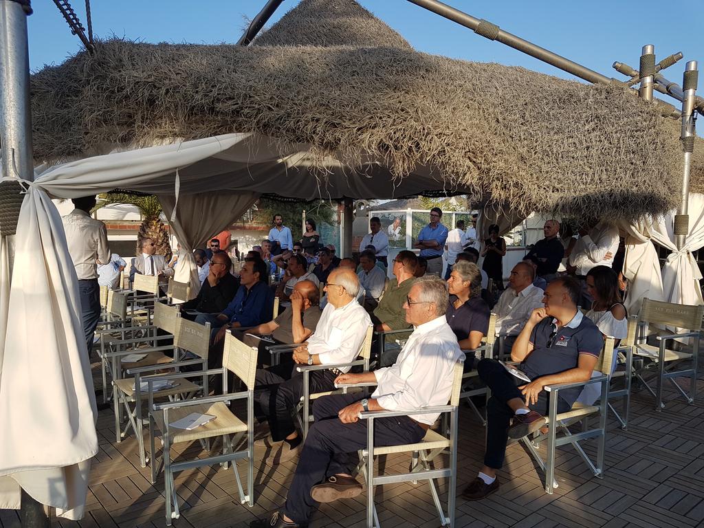 SimoneCelata's tweet photo. All'eco del mare @OracleItalia e @R1spa parlano di #GDPR  e #sicurezza https://t.co/HGS5rYrLZy