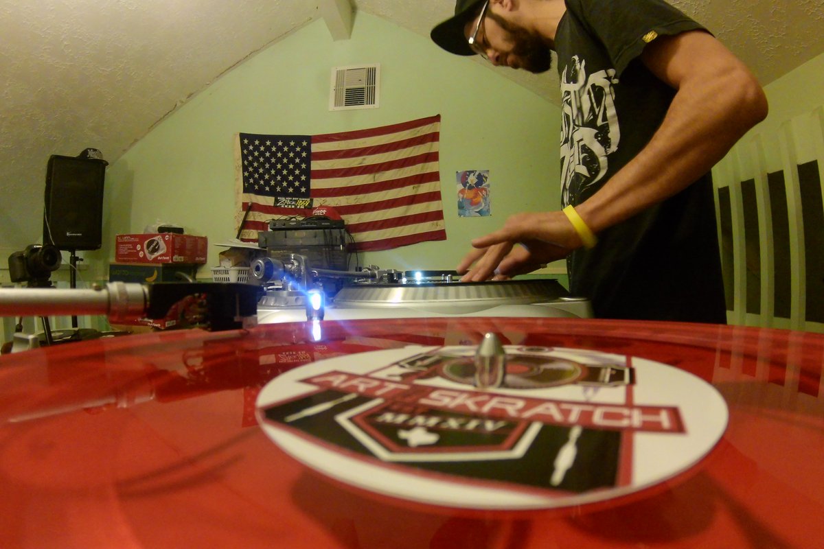 ARTofSKRATCH's tweet photo. #THROWBACK #SKRATCHDAILY #DJLAIR @DJREADI #HTX #HDVIEW #TRUETABLIST #HOLDINGDOWNHTOWN #TEXAS
#AOS https://t.co/olH0XGW3k7