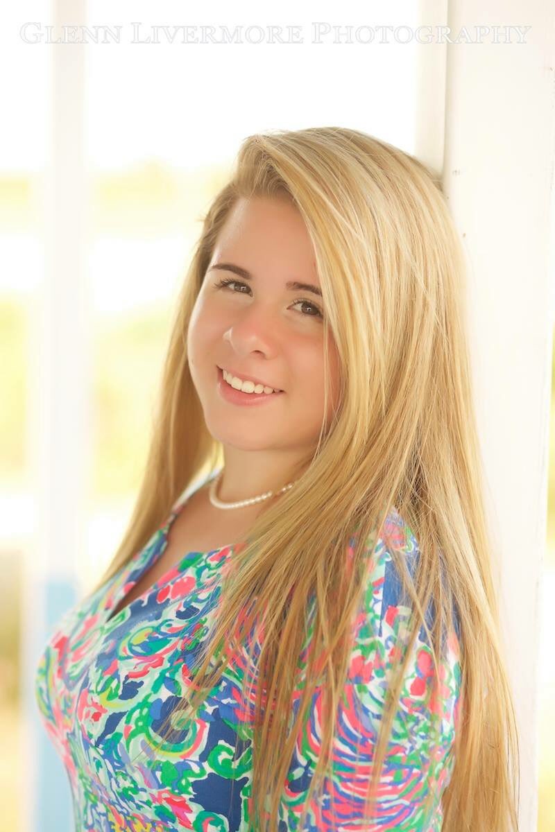 AprilLivermore's tweet photo. #seniorpictures can be so fun and special!  Love this shot of the beautiful Bella!  #newburyportphotographers @glennapril https://t.co/dKRSRquo00