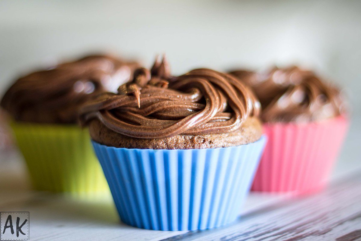 speckledpalate's tweet photo. Swooning over @almost_kosher's Thin Mint Cupcakes! Who doesn't love a mint-chocolate combination?!? https://t.co/0ikdg281NC https://t.co/7LKhkTpH2i