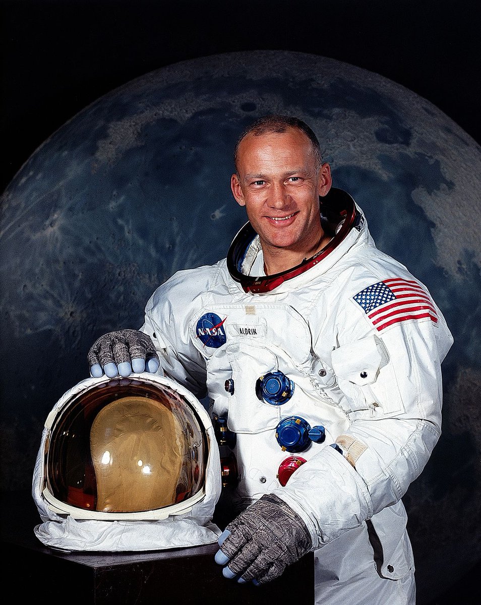 Aleph_147's tweet photo. Hoy hace 48 años que la Humanidad pisó la Luna. Lo sentimos amigos conspiranoicos, Buzz Aldrin, el segundo astronauta, es masón #masoneria https://t.co/wRBMbBsAct