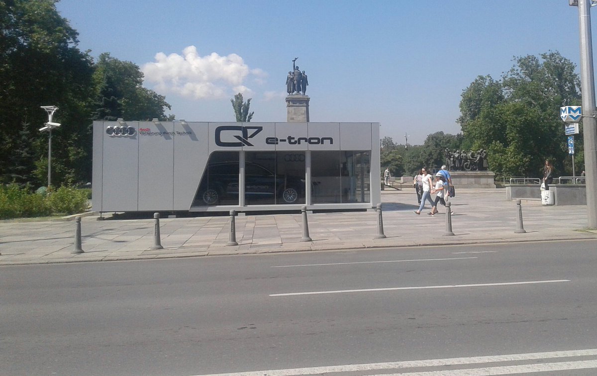seemonitor's tweet photo. #Sofia, #Bulgaria - an Audi showroom in front of the monument of the Soviet Army https://t.co/Zxv4ZVdWq6