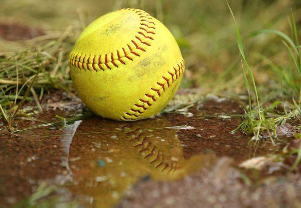 ClaphamSoftball's tweet photo. The rain has stops which means... Its softball time! The Mob are away to The Base Invaders at JAW! First pitch at 7! #themob #softball #win https://t.co/v10009hfVN