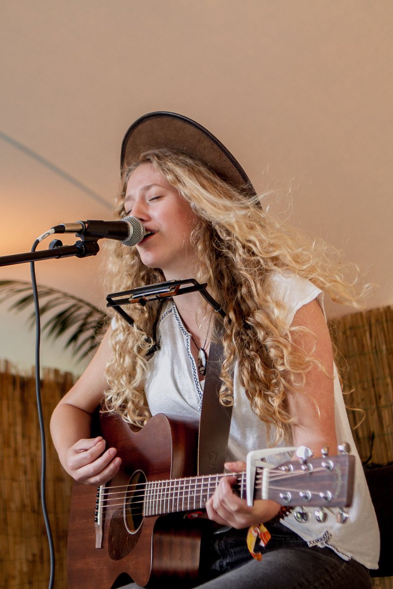 Valkhoffest's tweet photo. Howdy! Gestart met @RoseMarinMusic + Living Room Heroes. @GayeSuAkyol soundcheckt op de Arc, dus plof neer bij de Tuin DJ met je burger! 🍔 https://t.co/RpgL2B1TgT