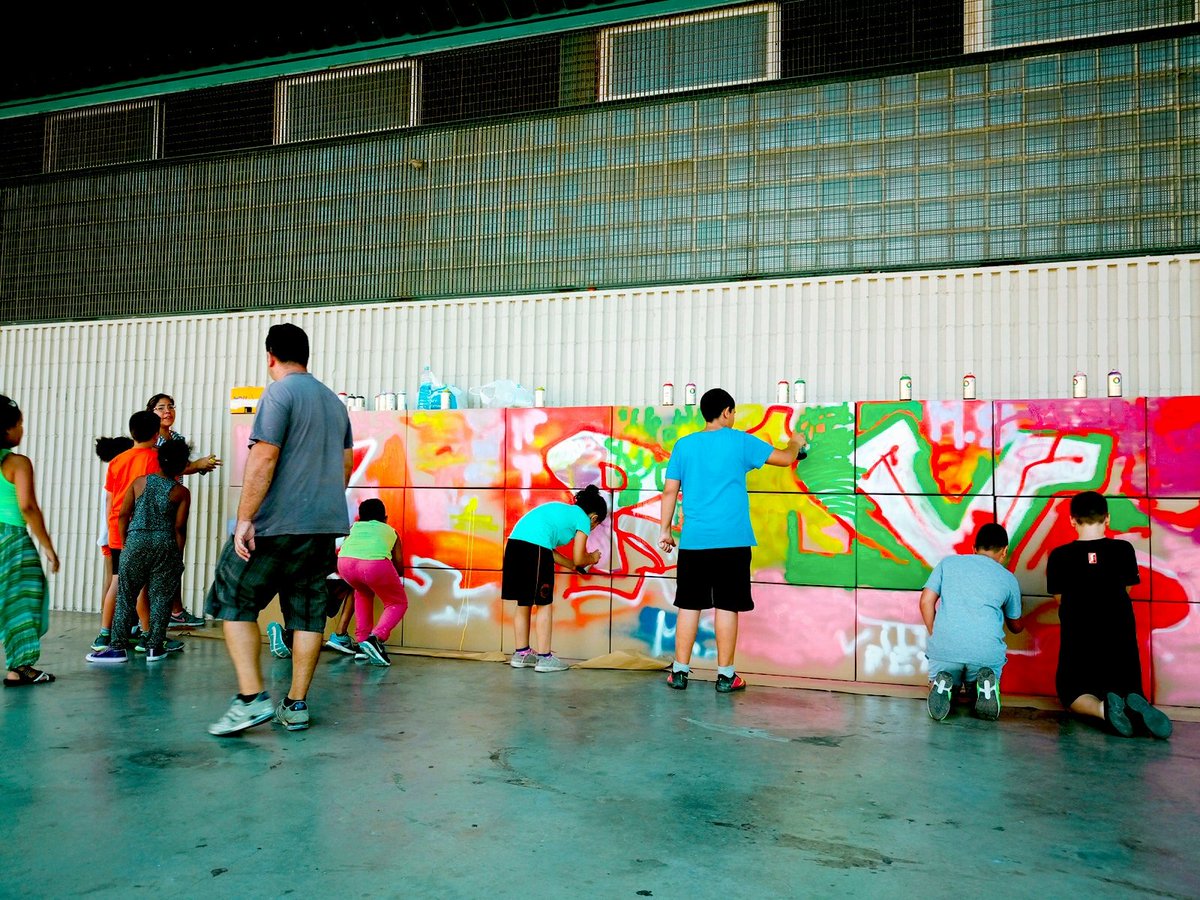 Comunitaria_SC's tweet photo. Inventem espais. Canalla i bon rotllo al Motocròs. Taller grafittis amb @urbantimeweb i Chanmacrew #ProjecteICI #serramena #santacoloma https://t.co/NOBSrsiaQE