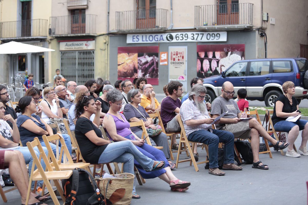 CUPOlot's tweet image. Comença l'acte pel SÍ a #Olot amb la intervenció de l'alcalde @JaumeTai de la @cupnavas. #ReferèndumCAT #percanviarhotot