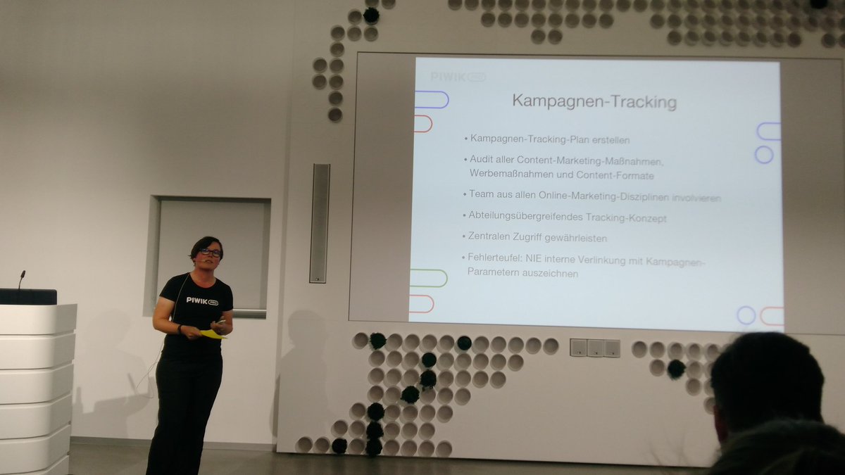 Rosinenbrotfan's tweet photo. Beim #SoMeD bei @InVisionDE in Düsseldorf dekliniert die @TweetieBridda das Kampagnentracking in Google und Piwik Analytics durch. https://t.co/TrEXUxODOM