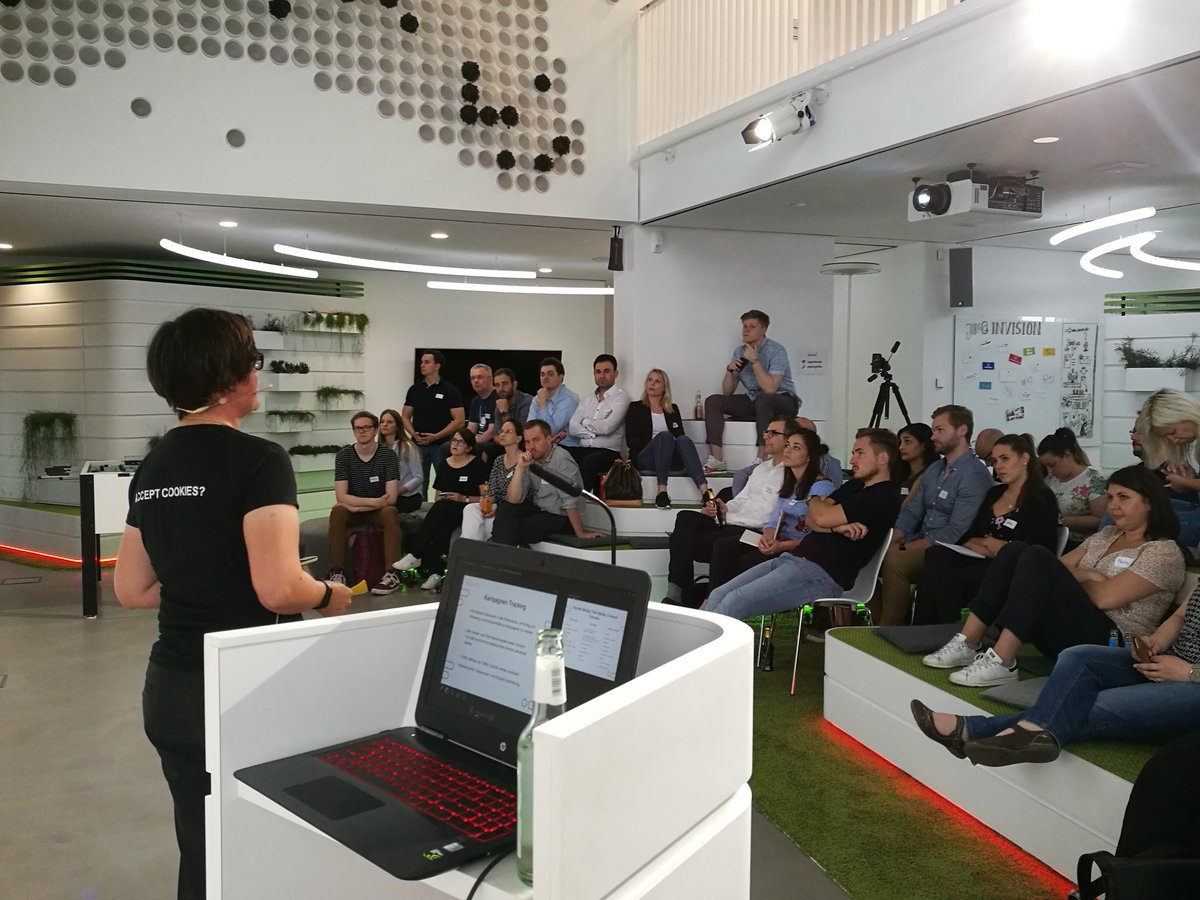 HashtagSoMeD's tweet photo. Dem Vortag beim 16. #SoMeD-Stammtisch von @TweetieBridda (@PiwikPro) wird gespannt in den Räumen von @InVisionDE gelauscht 👍🏼 https://t.co/fpLCEjqkGl