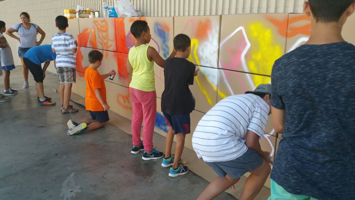 scgramenet's tweet photo. Taller de grafitti en el Parc del Motocròs #serramena #santacoloma @ICI_Santacoloma @urbantimeweb https://t.co/EmNDdzhFwG