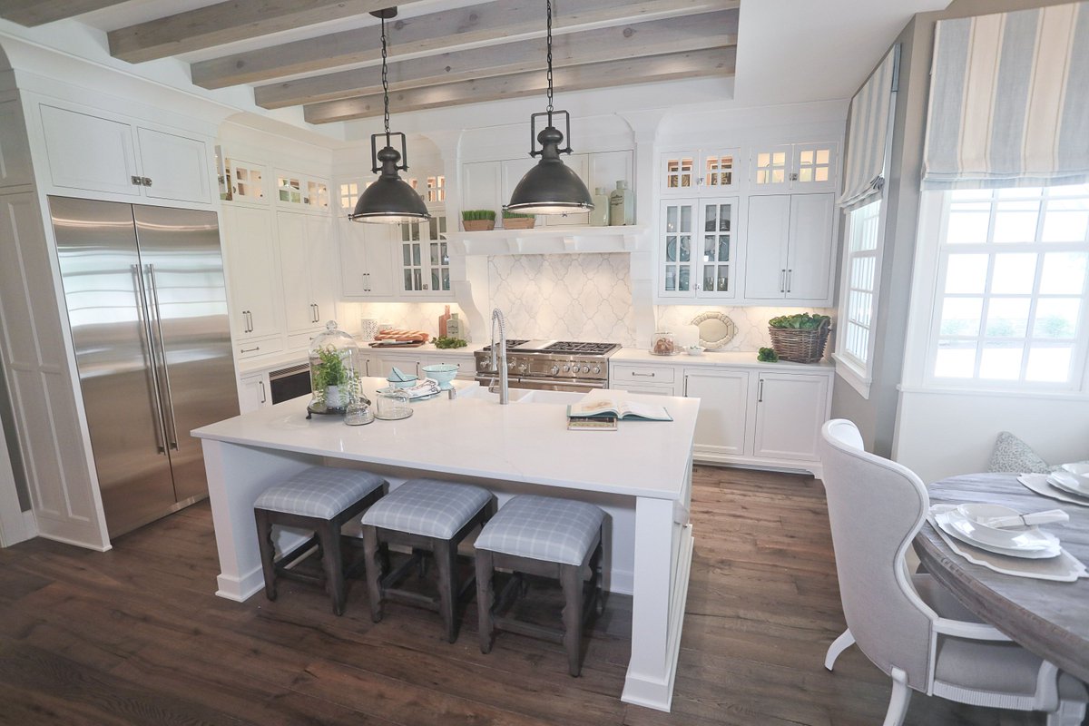 courierjournal's tweet photo. This estate brings the classy style of the Hamptons and New England to Goshen https://t.co/OiRYdk2VL9 https://t.co/jq2jMyiCKC