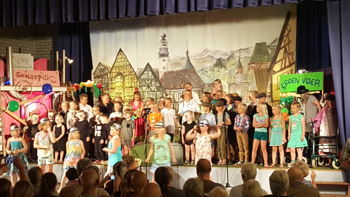 TenDarper's tweet photo. De schoolmusical "paniek in de snoepfabriek" wordt opgevoerd in het dorpshuis. https://t.co/gkzetiBo5j