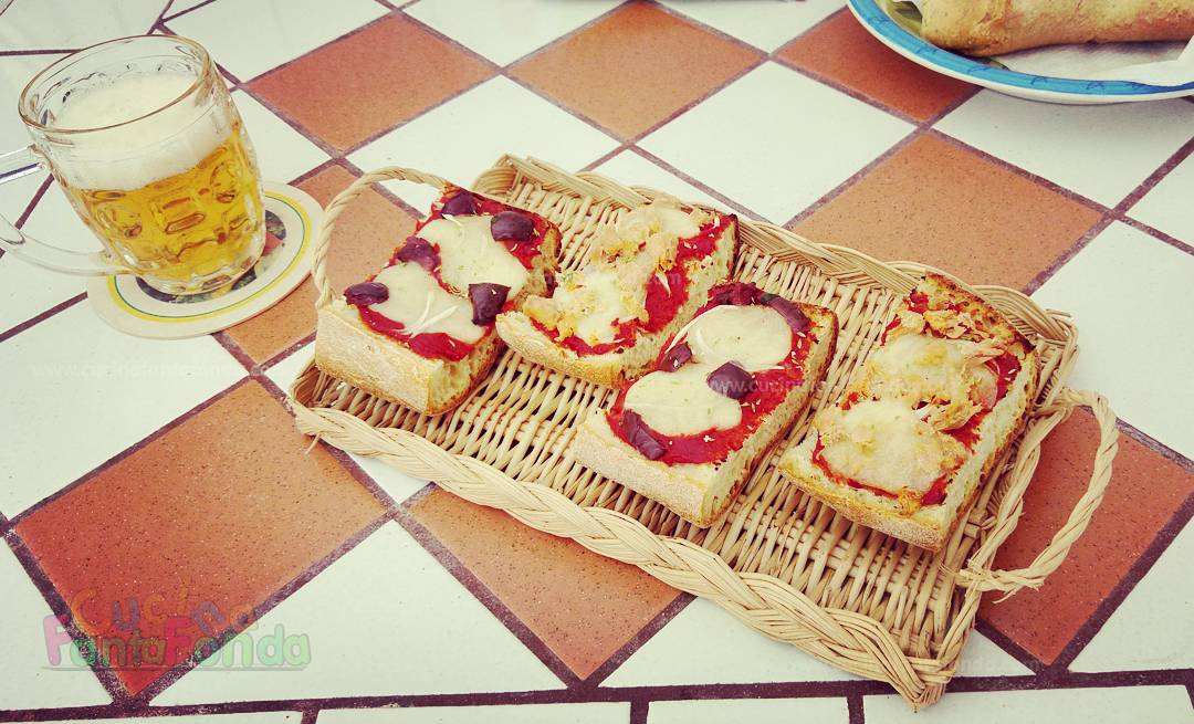 CucinFantaFonda's tweet photo. Semplicità.....#Pane a #Pizza ... #riutilizzo il #pane #raffermo ...
#cucina #riciclo #nonsprecare #riuso #cena https://t.co/WwOZFGMNFJ
