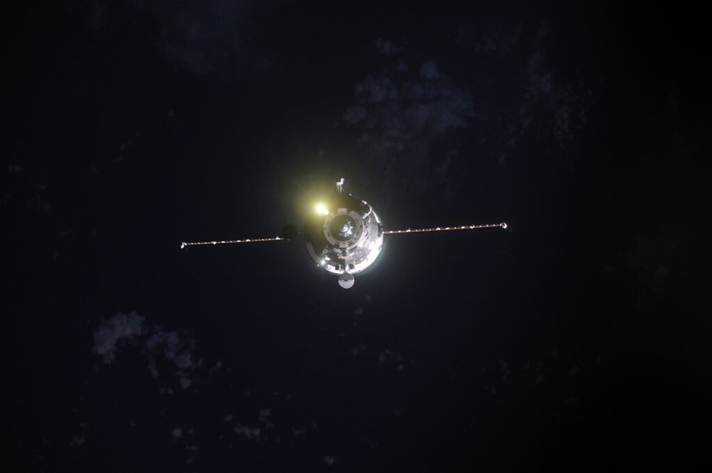 roscosmos's tweet photo. Грузовой корабль #ПрогрессМС05 отстыковался от МКС - https://t.co/Igs3rnJihL. https://t.co/0hSpfSr1WE