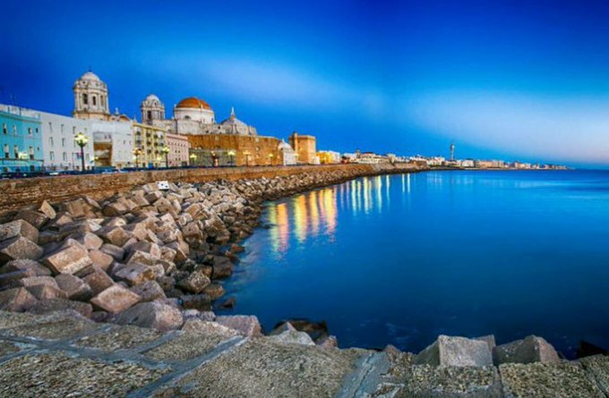 chefdelmar's tweet photo. Cadiz 
La ciudad de La Luz .
De las luces 
Aire para respirar 
Vientos de Levante y Poniente 
No os perdáis los atardeceres de este verano . https://t.co/sd9pzFiaBe