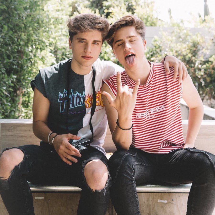 fhaug1_'s tweet photo. Martinez Twins 2
https://t.co/dDYrizItaA https://t.co/g2IGov3P7e