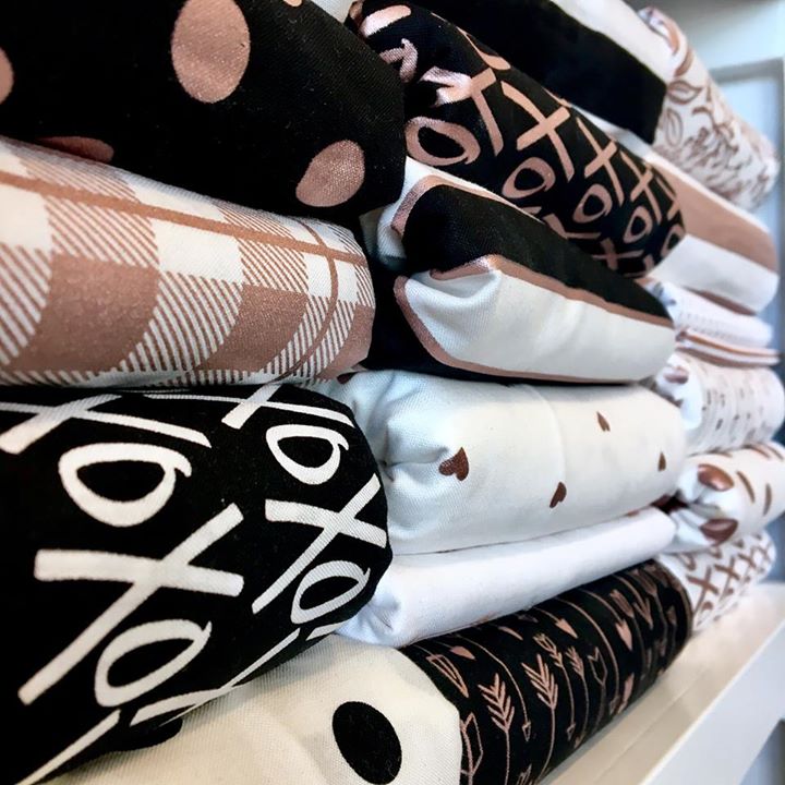 Riley_Blake's tweet photo. What’s black, white, and rose gold? Our new collection, Yes, Please, by @MyMindsEyeInc! https://t.co/ZTP630pfwI