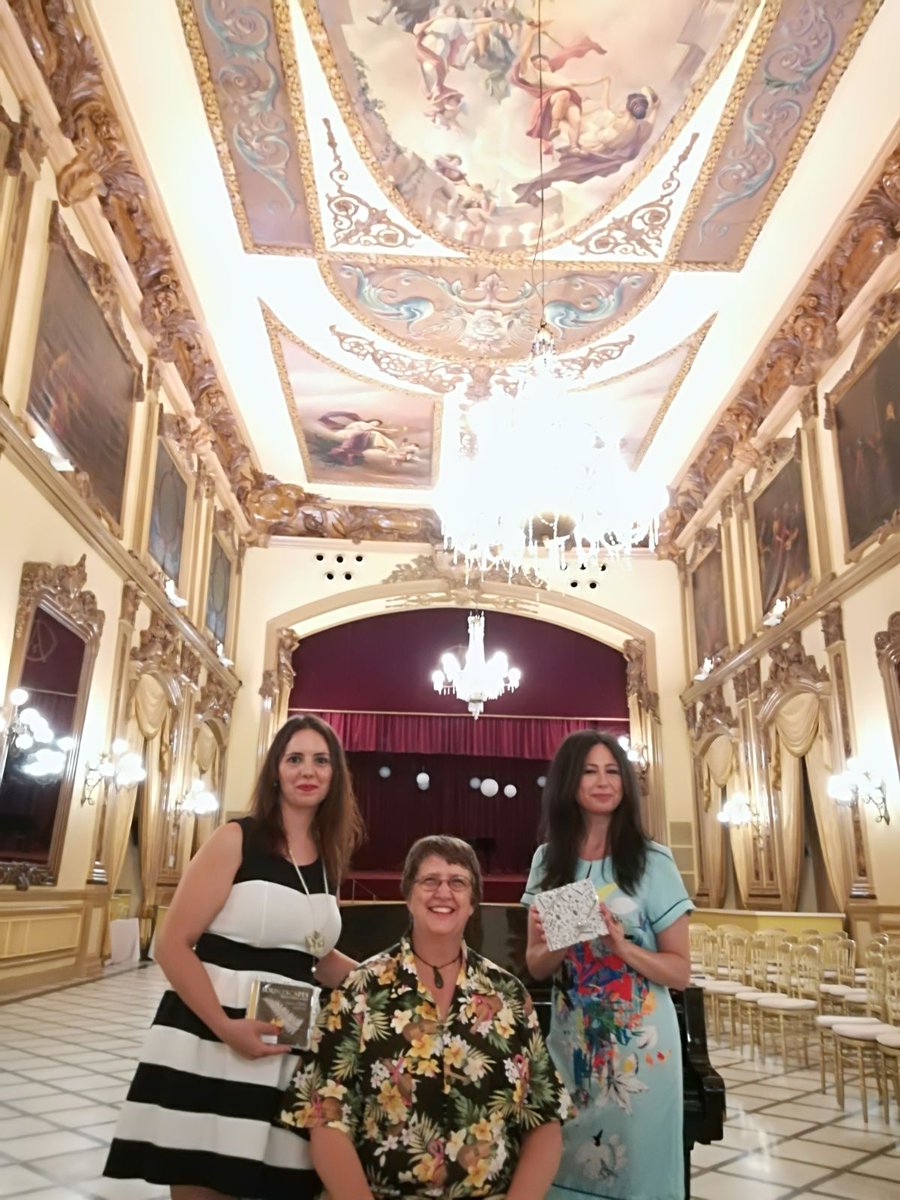 ConchiMartos's tweet photo. Con Elise Bradley y Amalia Aroca  tras el Concierto del Toronto Children Chorus en el Círculo de la Amistad de Córdoba..Artic Light https://t.co/FEFEV2YXoZ