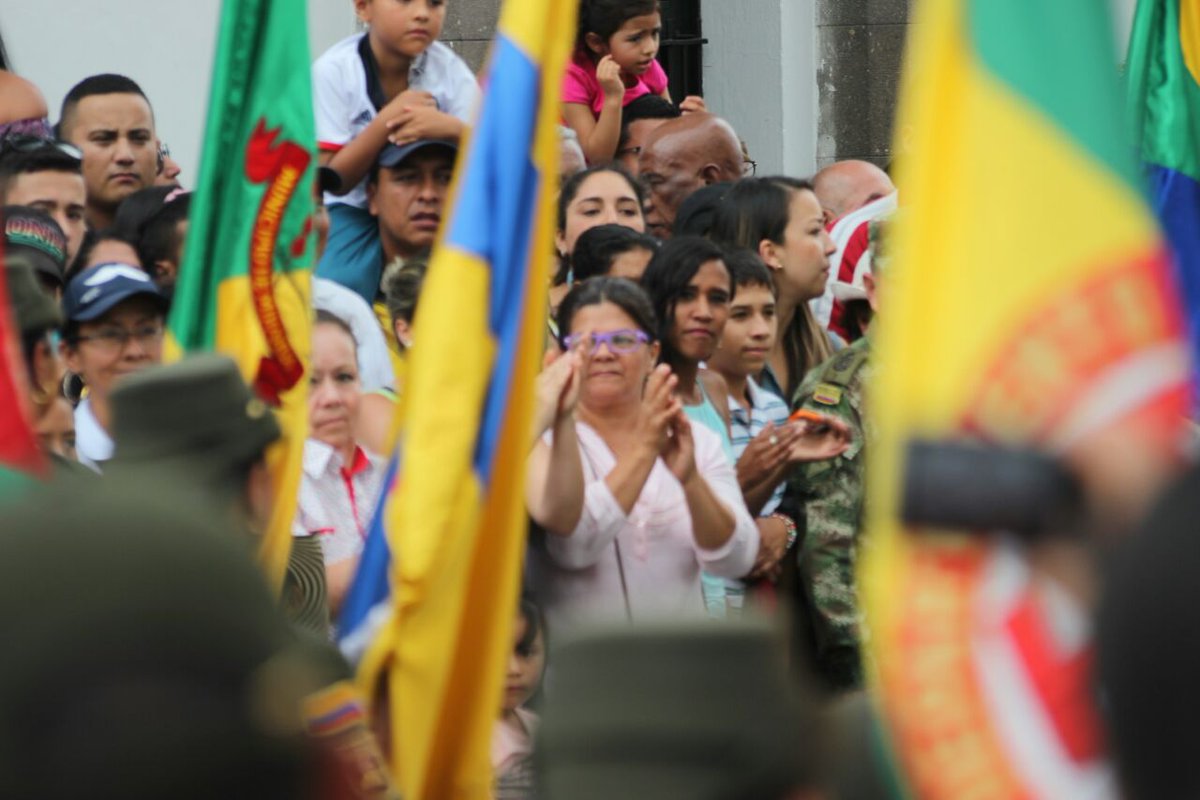 Hoy 20 de julio  rendimos  homenaje a los héroes que entregaron todo por la paz.   #YoIzoLaBandera  #Popayán2017
