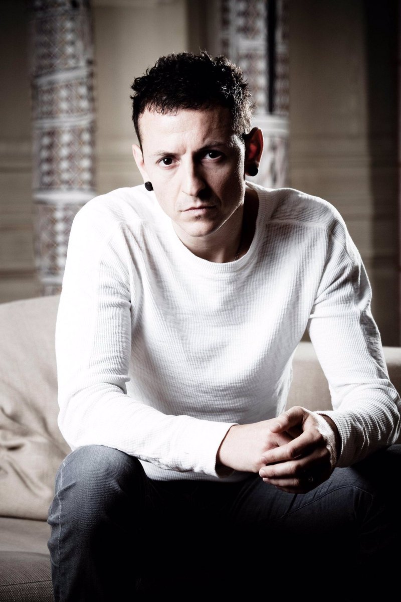 goldenerahits_'s tweet photo. IN LOVING MEMORY OF:

Chester Charles Bennington of Linkin Park
[March 20, 1976 - July 20, 2017]

May your soul rest in perfect peace. https://t.co/5lBAudgorn