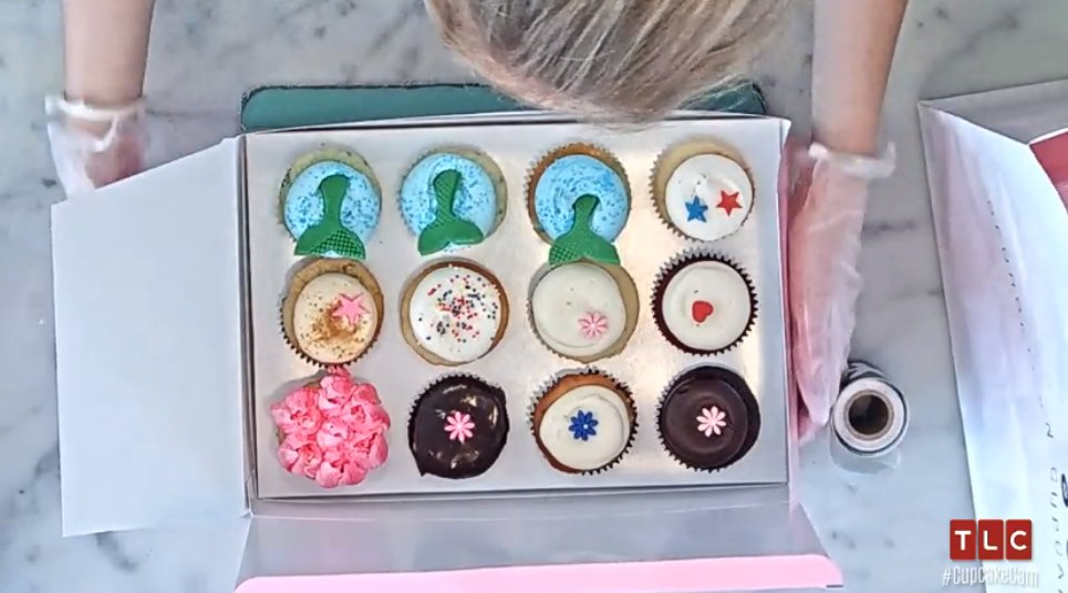 GTownCupcake's tweet photo. YUM! 3 #MermaidVanillas in a row in this dozen! Join us on our #PackingCam LIVE & watch the action: https://t.co/c84N15DmKn! #CupcakeCam https://t.co/ZB6ojZ1Dt1