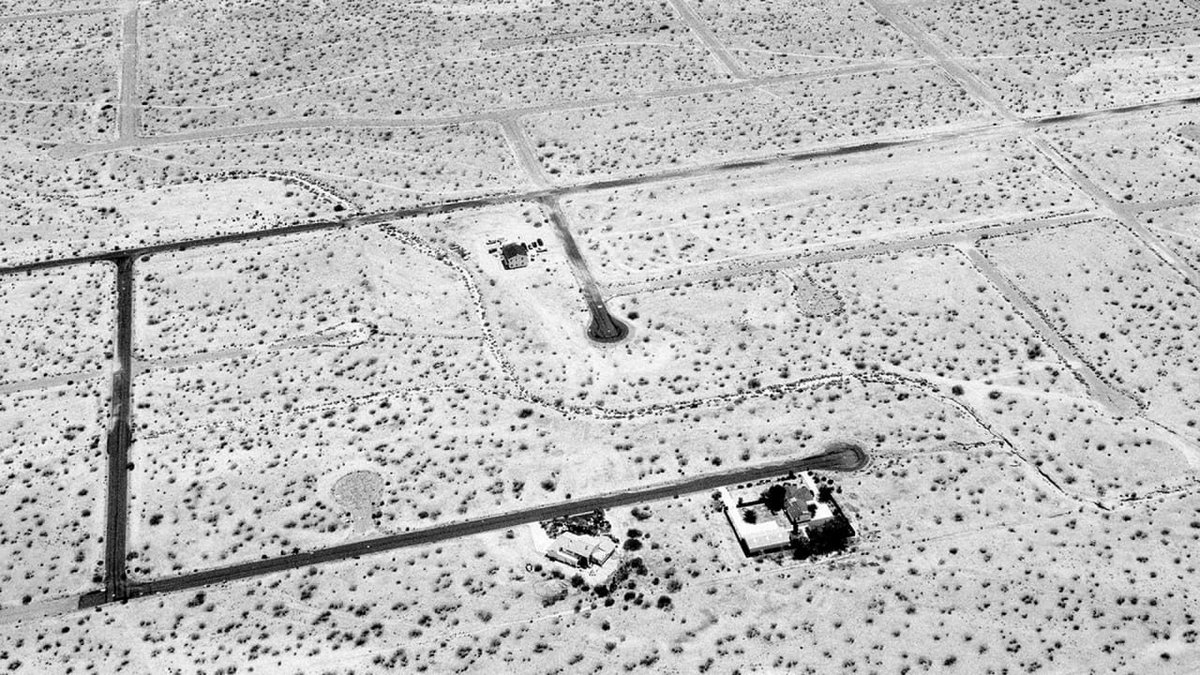 FastCoDesign's tweet photo. This California ghost city is a monument to bad planning https://t.co/nr95yID51B https://t.co/kjsu5RIgrz