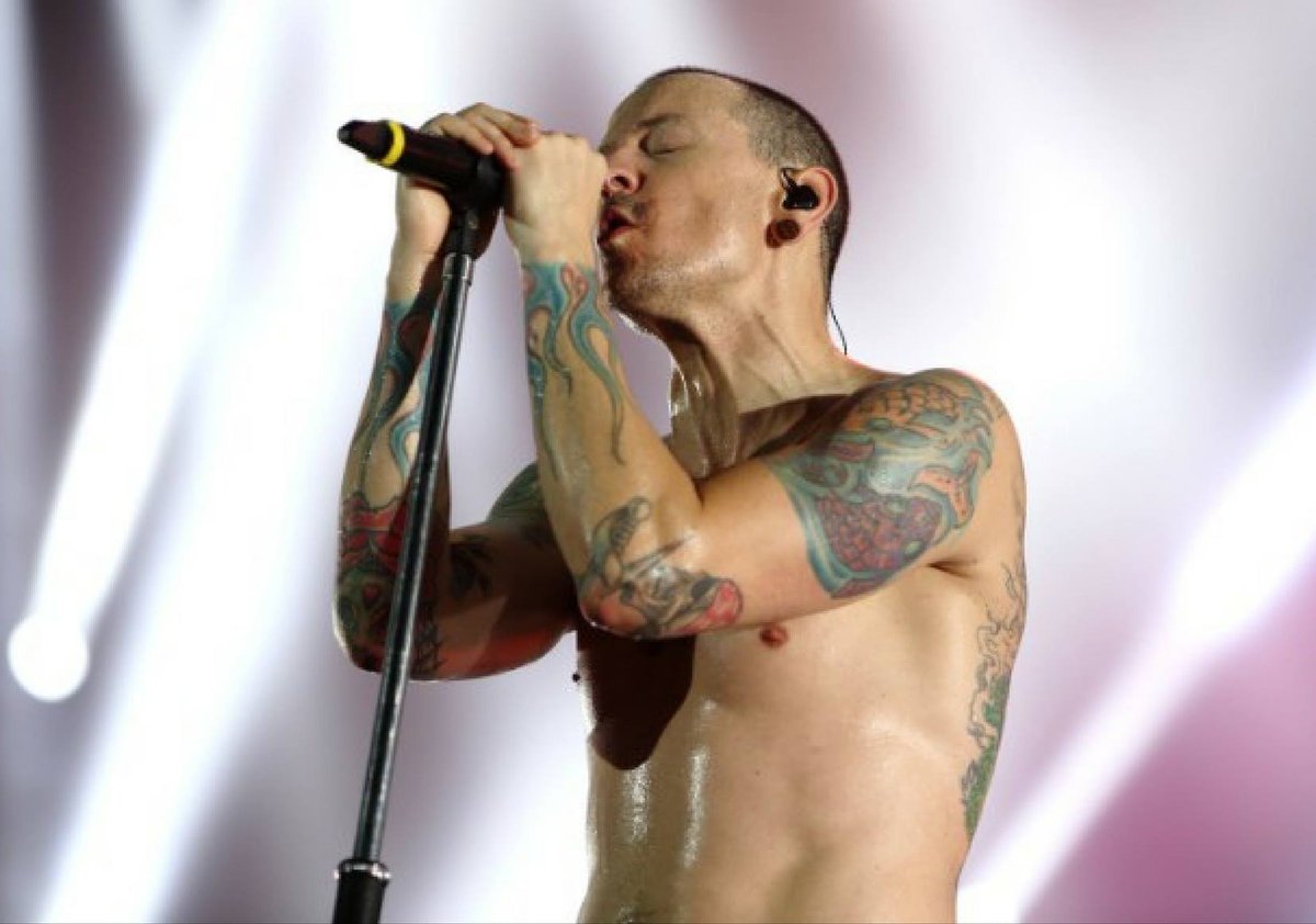 RollingStoneMX's tweet photo. Se confirma la muerte de Chester Bennington, vocalista de Linkin Park: https://t.co/eEDRh10O1B https://t.co/as19YopPfL