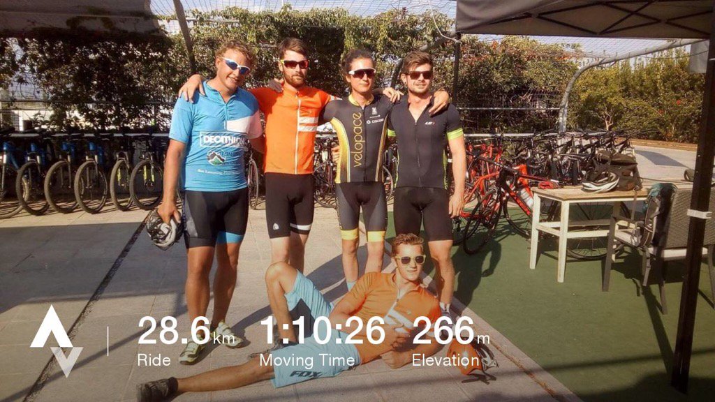 TobyESimmons's tweet photo. Evening post holiday road ride with the Team 🚴🏻 https://t.co/EbEIhhQuqh