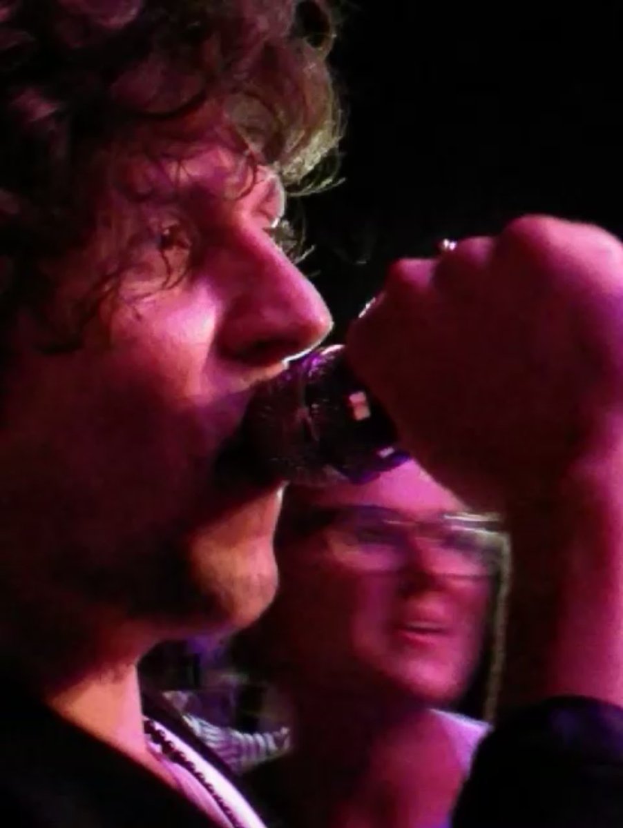 rickypicco's tweet photo. Non mi era mai successo di avere un artista così vicino durante il concerto!! Grazie @MetaErmal,fenomenale! #VietatoMorireTour #verbania https://t.co/KTjzmgFNcE