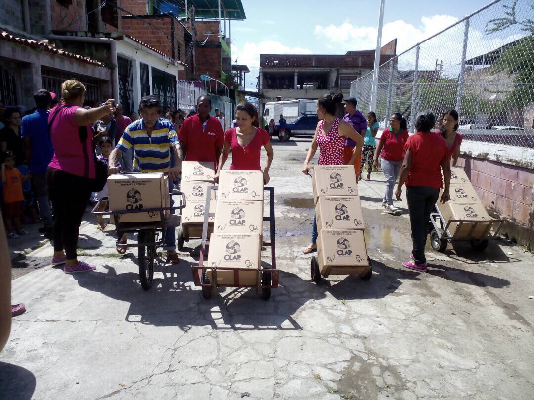 AmeliachPSUV's tweet photo. Mientras MUD Insiste en bloquear  vías del norte de Valencia, a esta hora entregamos CLAP en el Sur gracias a @NicolasMaduro https://t.co/9JI2LQHNPd