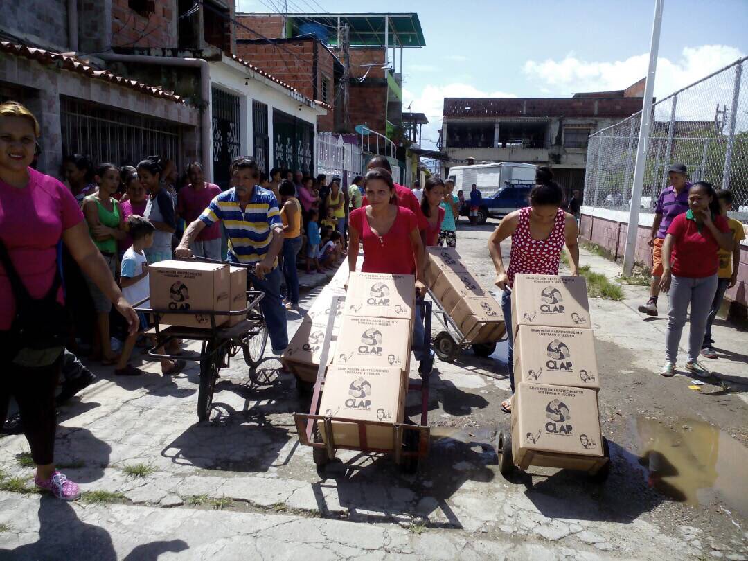 AmeliachPSUV's tweet photo. Mientras MUD Insiste en bloquear  vías del norte de Valencia, a esta hora entregamos CLAP en el Sur gracias a @NicolasMaduro https://t.co/9JI2LQHNPd
