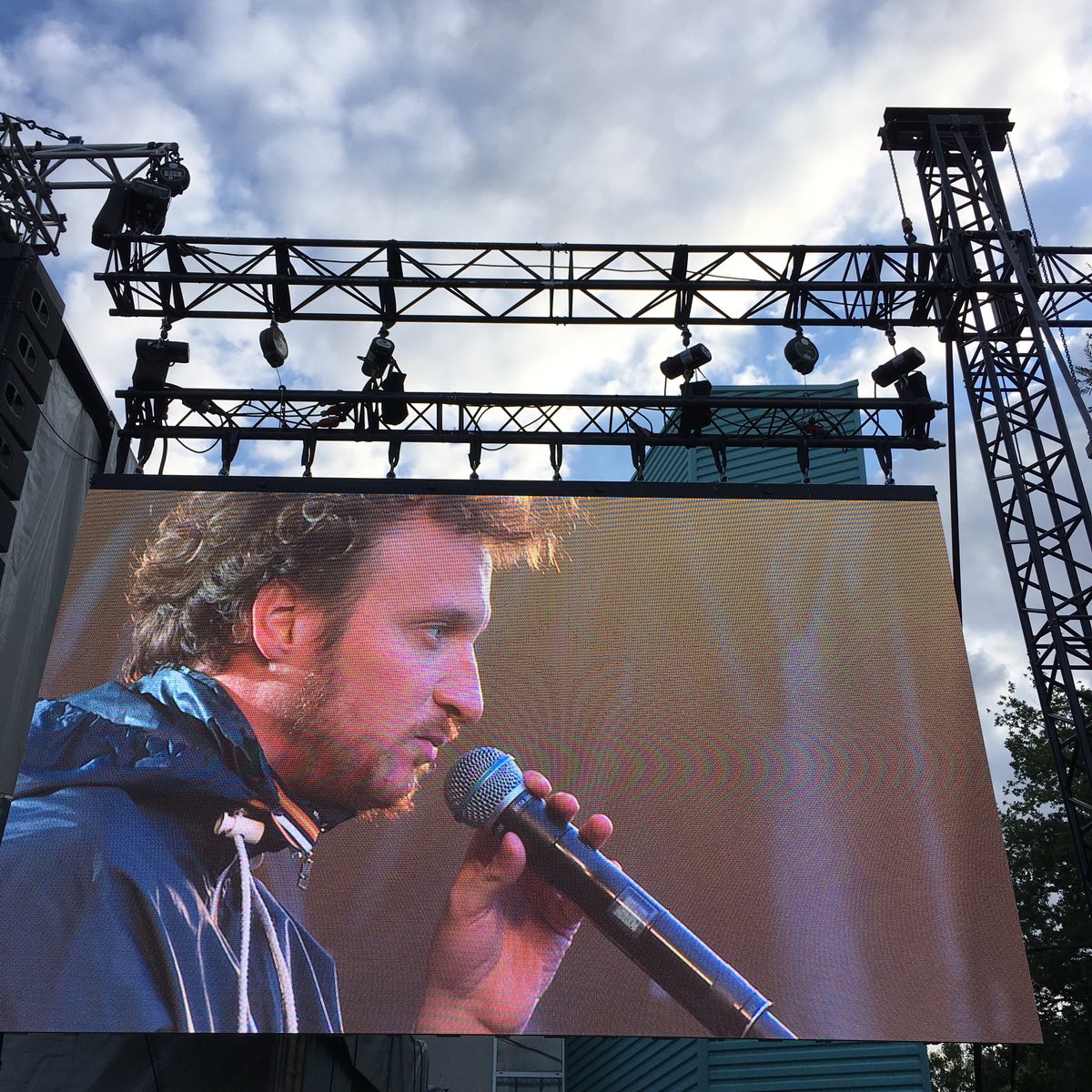 francoisdelay's tweet photo. #Rezinsky ouvre le bal @FESTIVALESTIVAL #trelaze @rezoprods av @letourdebabel @thylacine_music #angers https://t.co/t7i4DvY0BY