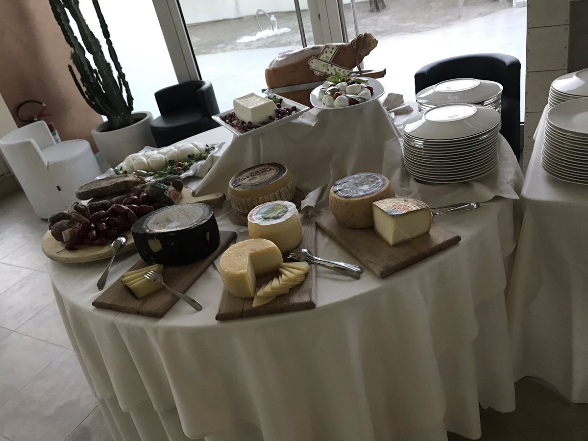 PGrimster's tweet photo. How we roll in Italy ....#class https://t.co/LAlZV1sqEN