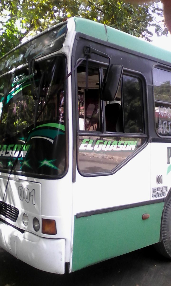 Se paro el servicio esta mañana ya que partieron 2 vidrios laterales y el parabrisas a la unidad 001.