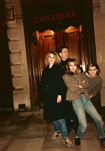 TOTPFacts's tweet photo. As compensation here are those Bananarama/Robert De Niro meeting for a piss-up photos again. #TOTP https://t.co/BPpG9PaCO8