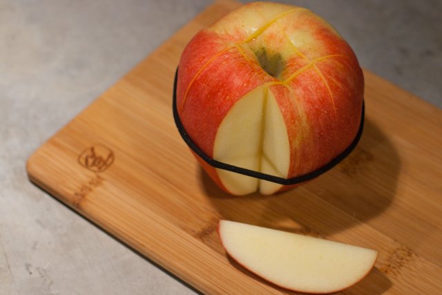 PacificRoseAppl's tweet photo. DYK you can slow down the oxidation of a cut apple with this simple tip? Chop your apple and secure with a rubber band - voilà! #appletip https://t.co/pWTHgV0BVb