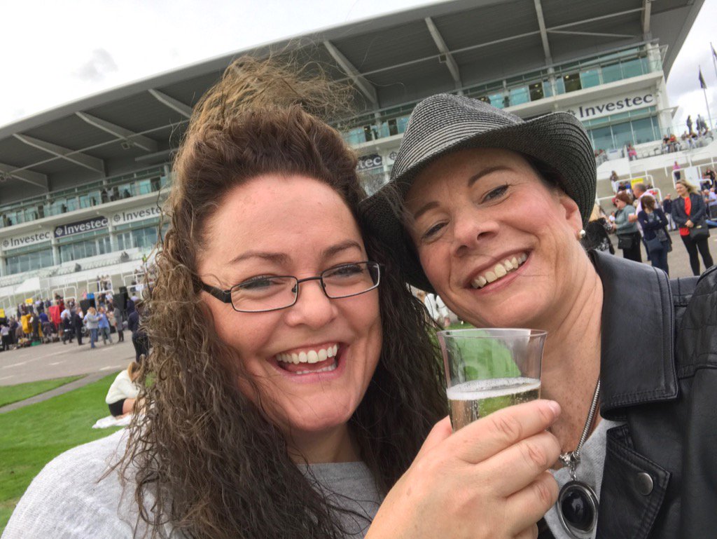 L_ASHLEY_01's tweet photo. #Jclive17 #selfi #epsomraces https://t.co/lPycLZWLq6