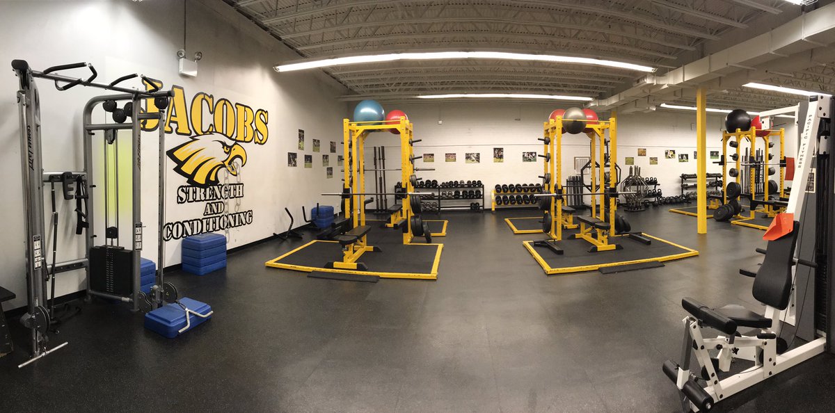 Wr86Zimm's tweet photo. Little weight room therapy on this humid day. #jacobsstrong https://t.co/Cy0QOsXkXI