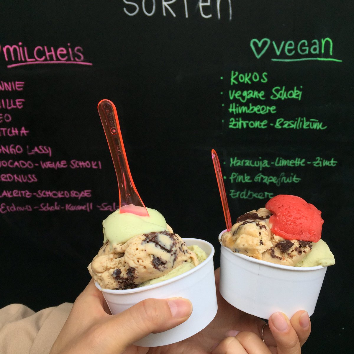 expericam's tweet photo. Vielen Dank für eure ganzen Eis-Tipps auf allen Kanälen! 🍦 Wir waren bei Luciella's 💕#fernwehhamburg #sanktpauli #wescreamforicecream https://t.co/1h3o4OsifI