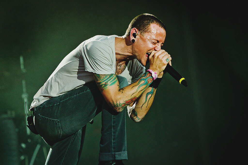 Bconstitucion_'s tweet photo. Hoy nos deja un grande de la música, Chester Bennington. Gracias por hacernos vibrar 👏🏻 #linkinpark #chester #vocalist #restinpeace https://t.co/n9AX85OJIf